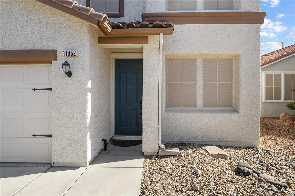 5 bed, 2774 sqft, $3,025 — Photo 2