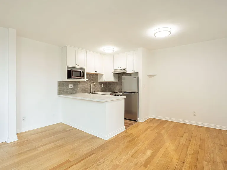 West Knoll Plaza Apartments — Photo 7