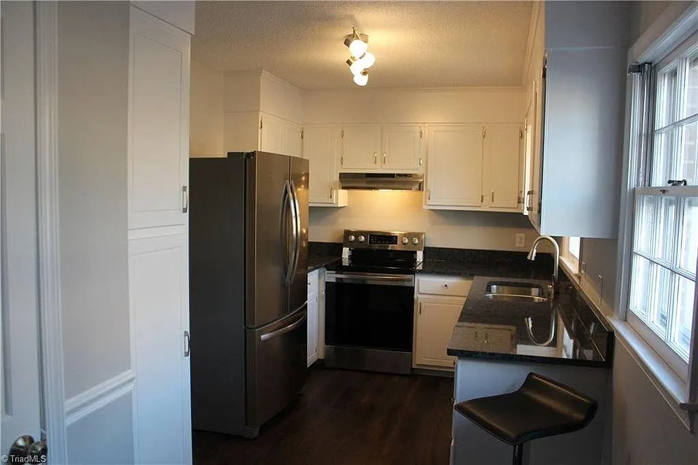 121 Charlestowne Cir — Photo 1