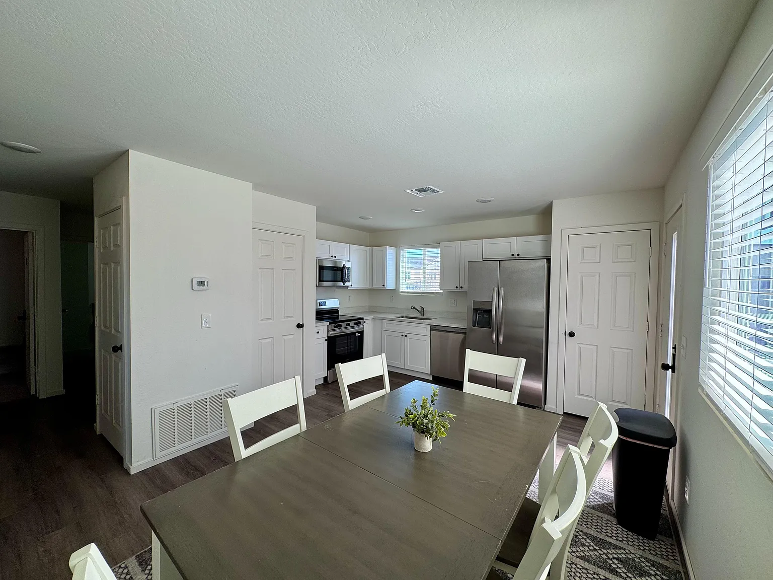 4 bed, 2.0 bath, 1400 sqft, $1,135 — Photo 4