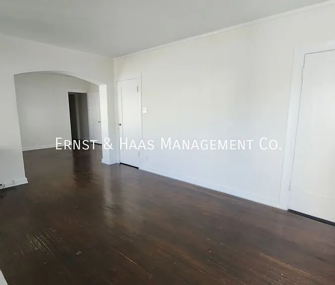 528 N Kenmore Ave — Photo 2