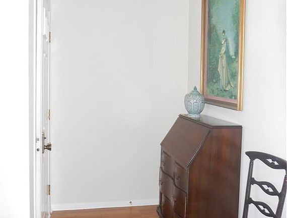 3rd image of 70 Stratford Green Dr APT 2