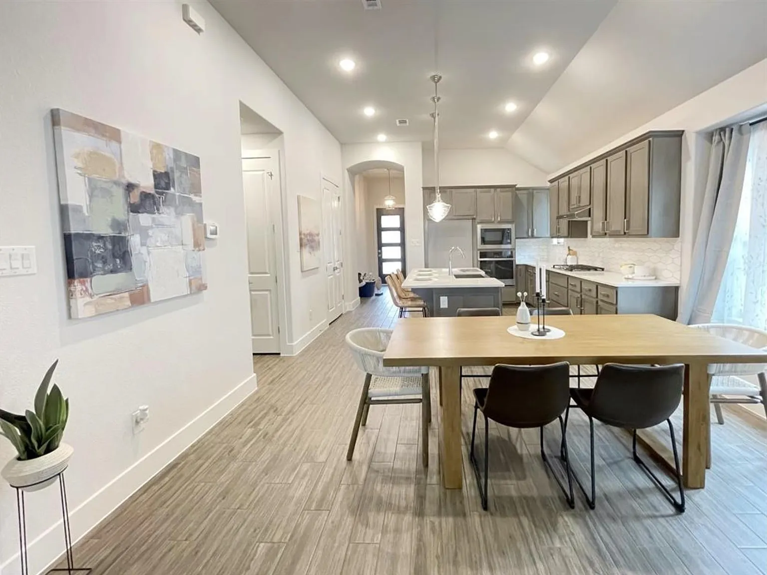 4 bed, 3.0 bath, 1928 sqft, $2,975 — Photo 4