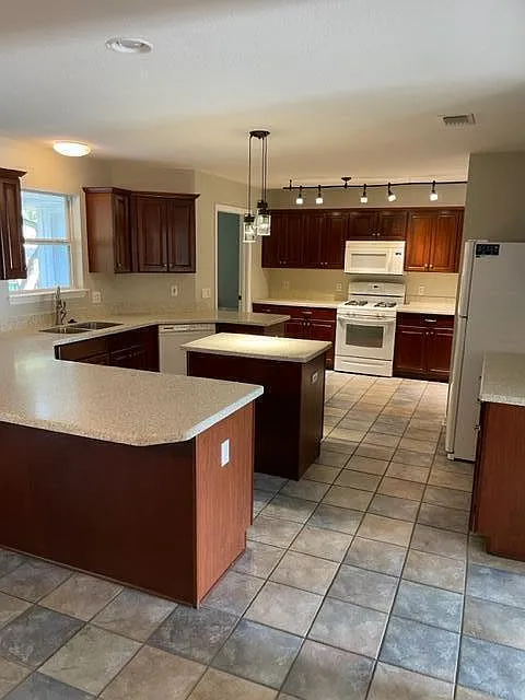 3 bed, 2.5 bath, 1936 sqft, $2,700 — Photo 4