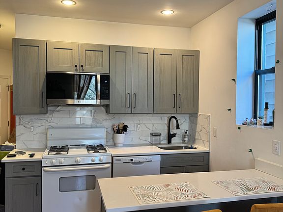 4th image of 282 Griffith St APT 1R