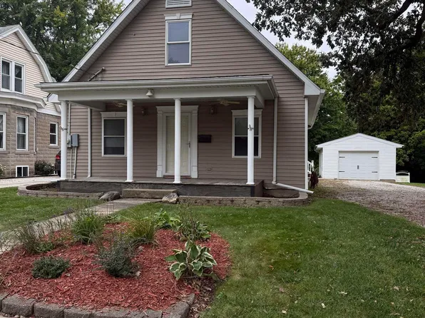 409 N Main St, Eureka, IL 61530