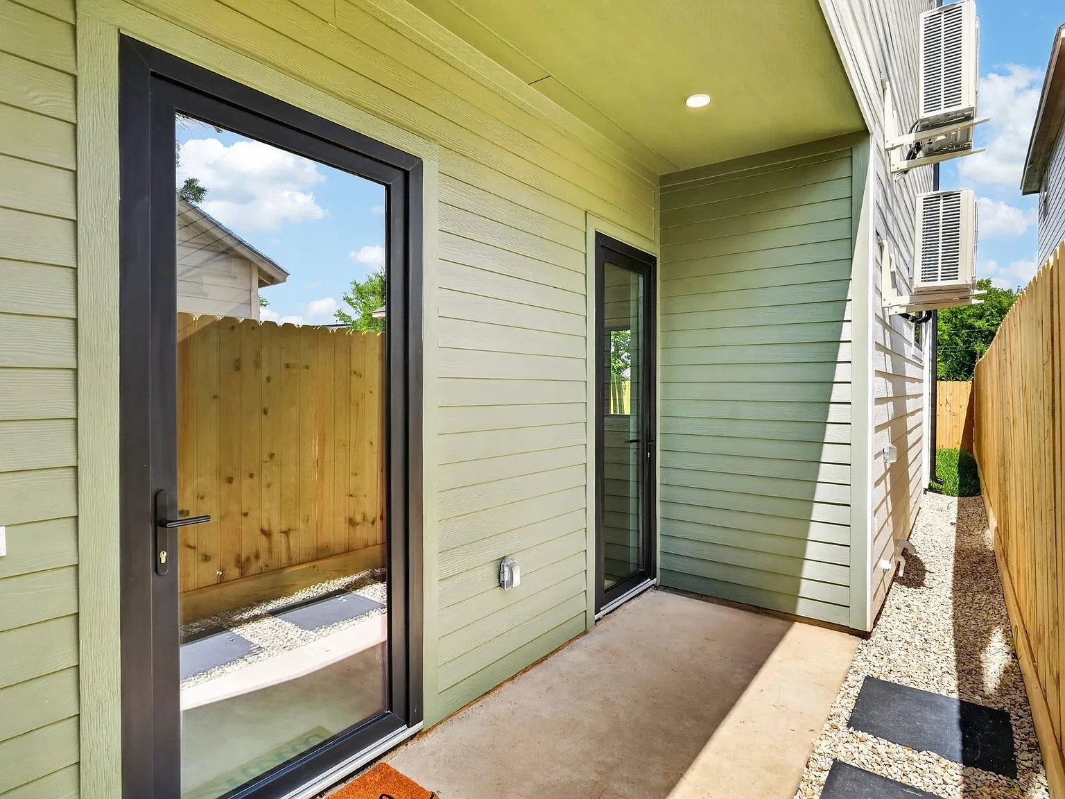 3 bed, 3.0 bath, 2256 sqft, $2,850 — Photo 3