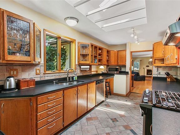 4th image of 95A Tuckahoe Ave
