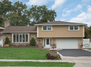 2 Peppermill Rd, Roslyn, NY 11576