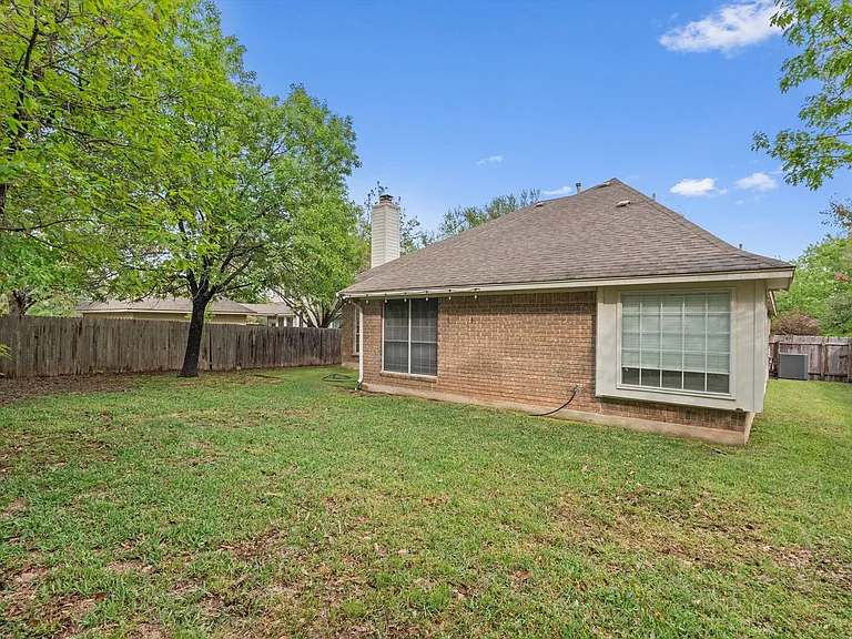 7902 Isaac Pryor Dr — Photo 32