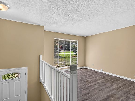 3rd image of 1035 Barclay Dr