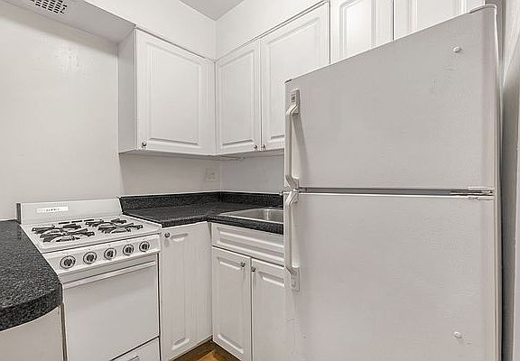 3rd image of 7 E 32nd St #2IE