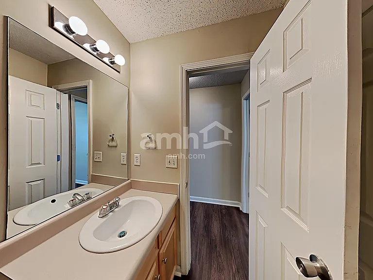 512 Hamlet Dr — Photo 7
