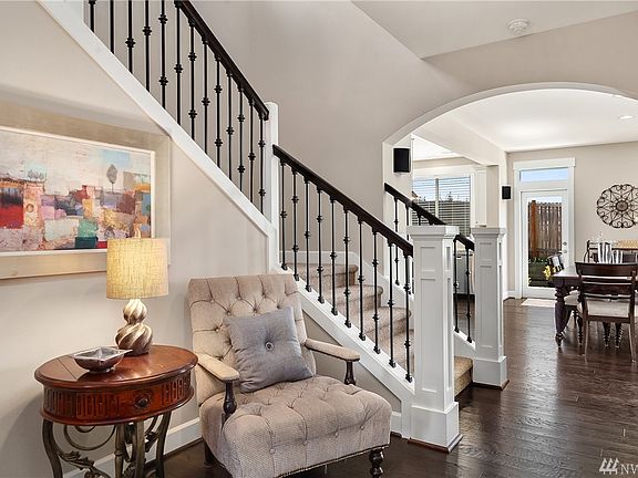 An inviting wide foyer to greet your guests.
