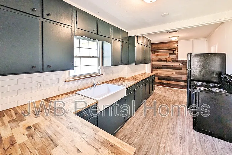 8918 1st Ave — Photo 2