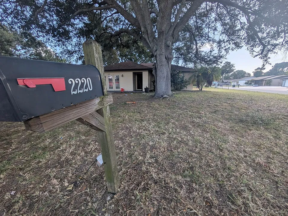 2220 Seward Cir