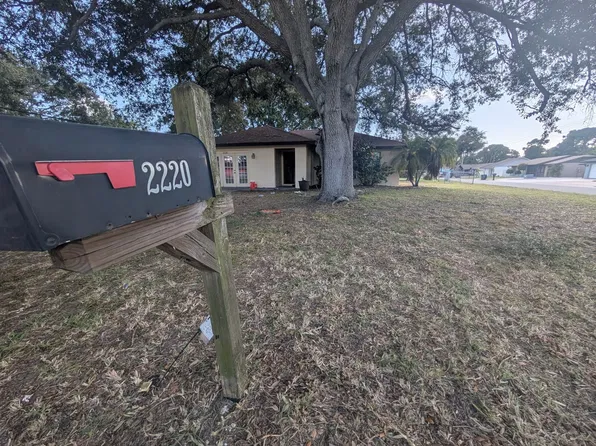 2220 Seward Cir, Sarasota, FL 34234