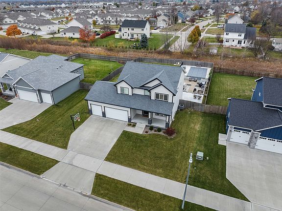 2nd image of 225 NW Reinhart Dr