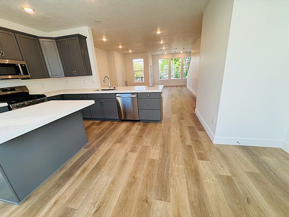 5th image of 156 E Linkwood Pl #41