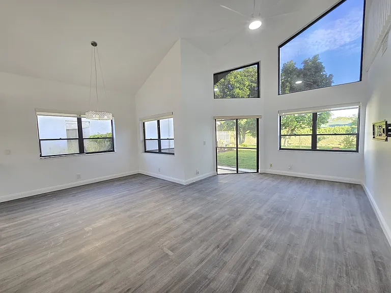 8598 Kimble Way — Photo 3