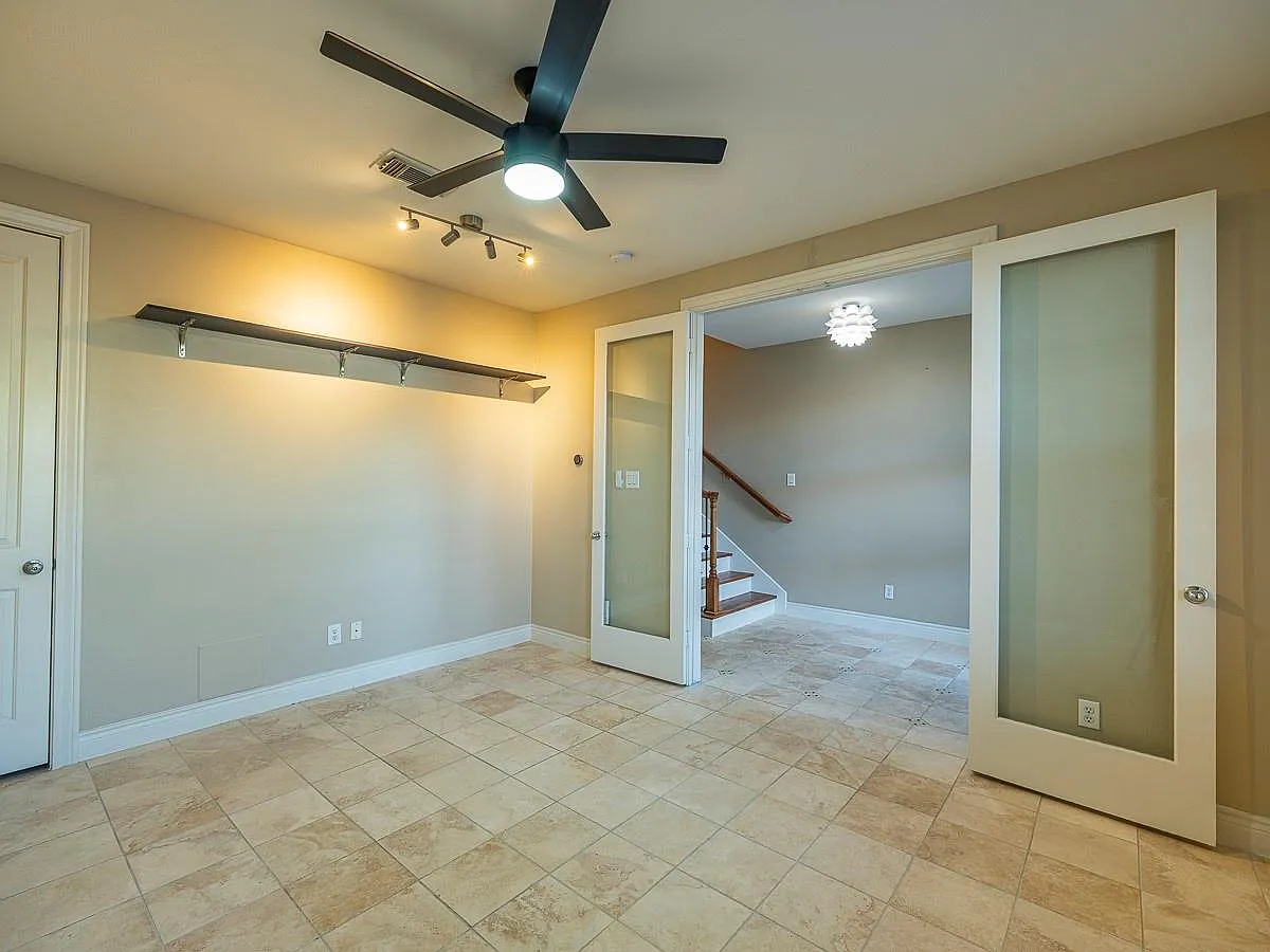3 bed, 3.0 bath, 2420 sqft, $3,000 — Photo 4