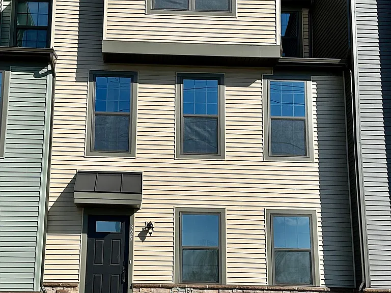 325 E Cochran St — Photo 3