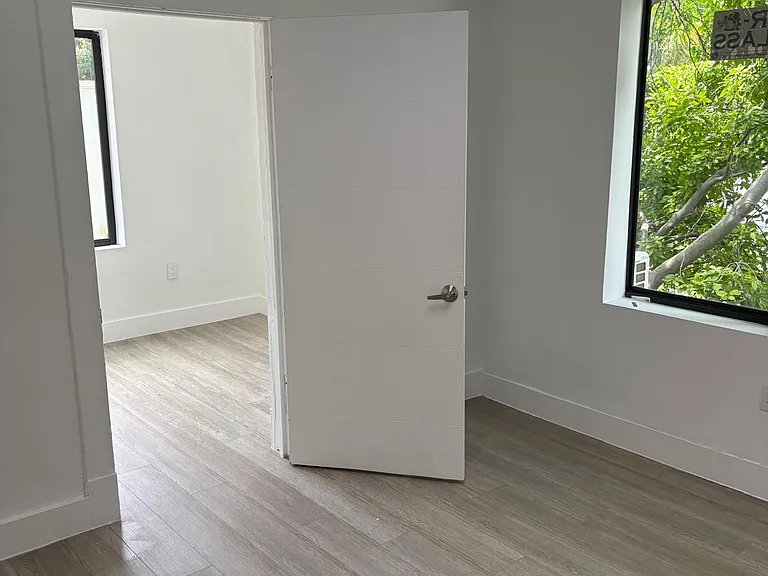 851 SW 4th St #6 — Photo 6