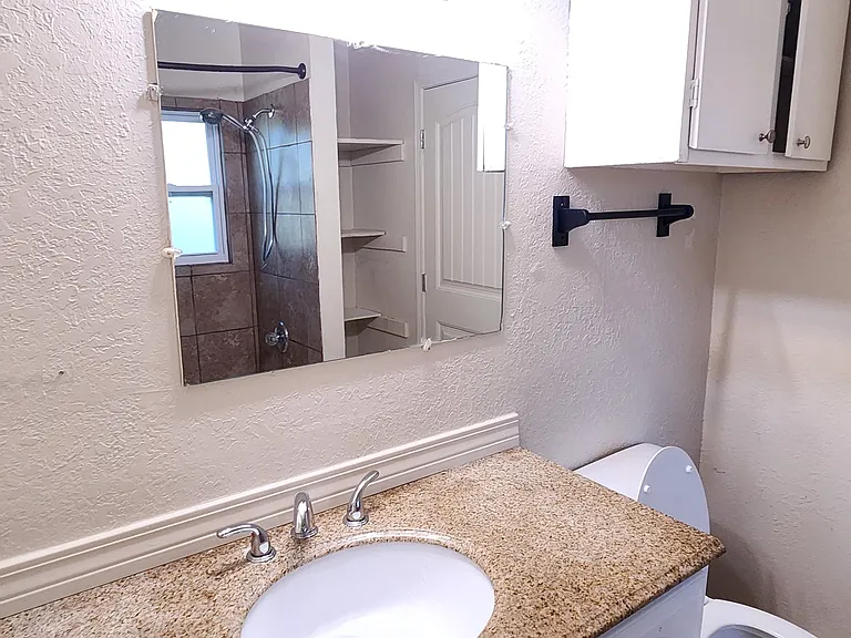 513 N Forest St — Photo 3