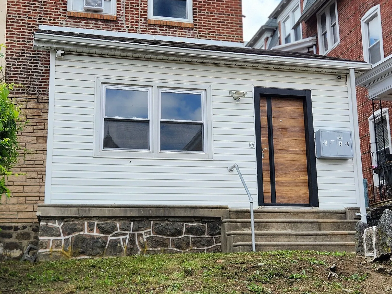 2 bed, 1.0 bath, 1200 sqft, $1,300 — Photo 1