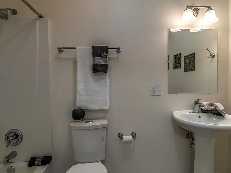 1124 E 10th St #1 — Photo 10