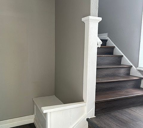 3rd image of 1027 W Mistletoe Ave