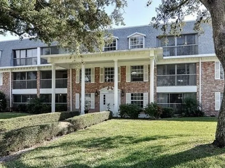 1900 Alamanda Dr #202 — Photo 21