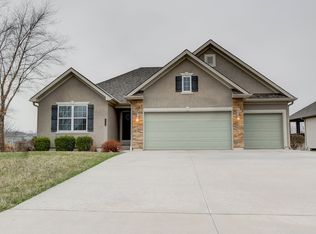 17818 Grey Hawke Rdg, Smithville, MO 64089