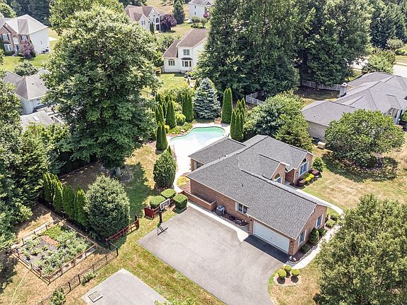 4th image of 825 Sidehill Dr