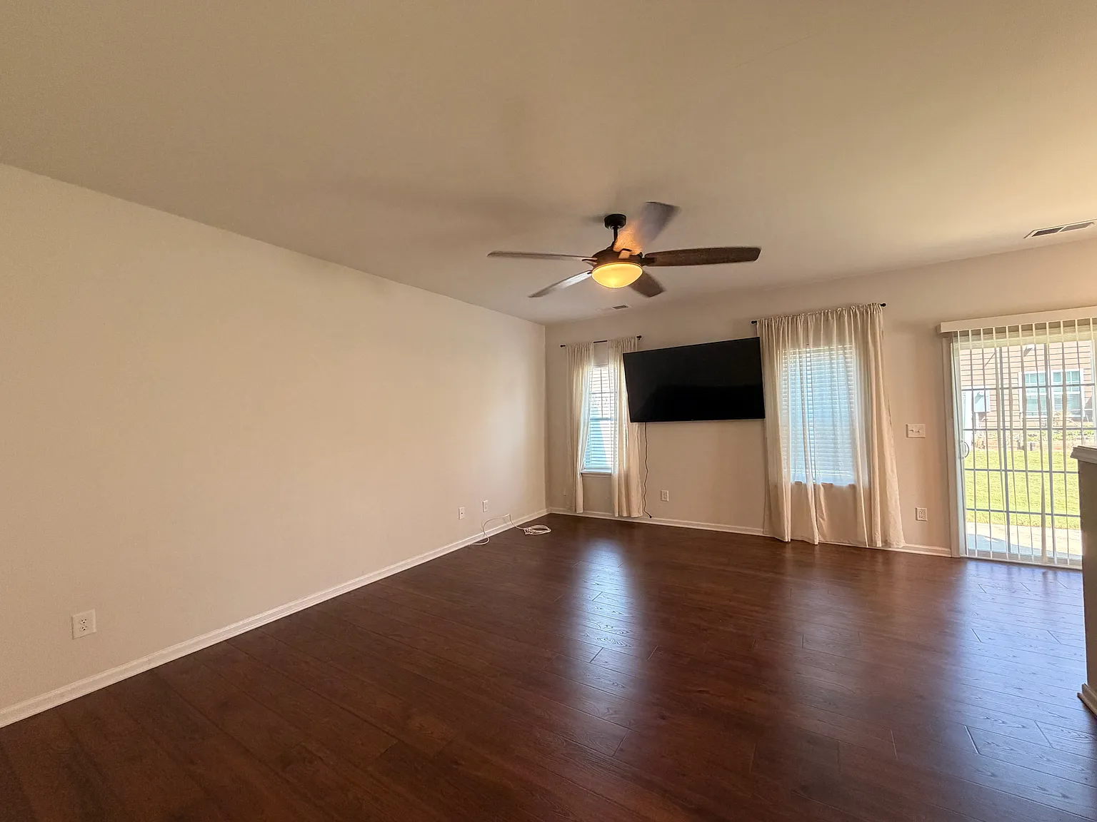 3 bed, 2.5 bath, 1600 sqft, $1,950 — Photo 3