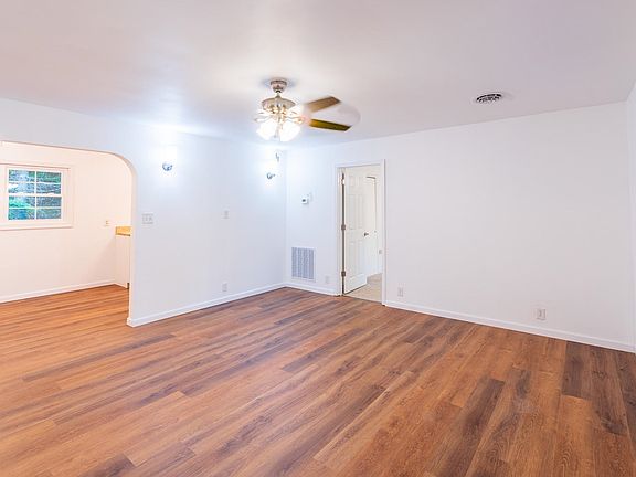 3rd image of 506 Hidden Valley Rd