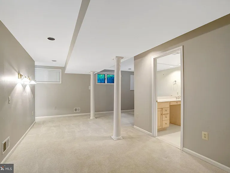 821 N Latham St — Photo 44