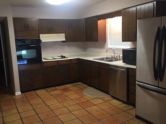 5th image of 15703 Brown Ln