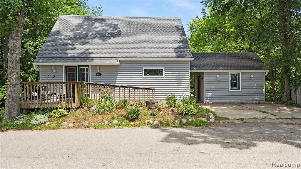 405 Lake View Dr photo 1