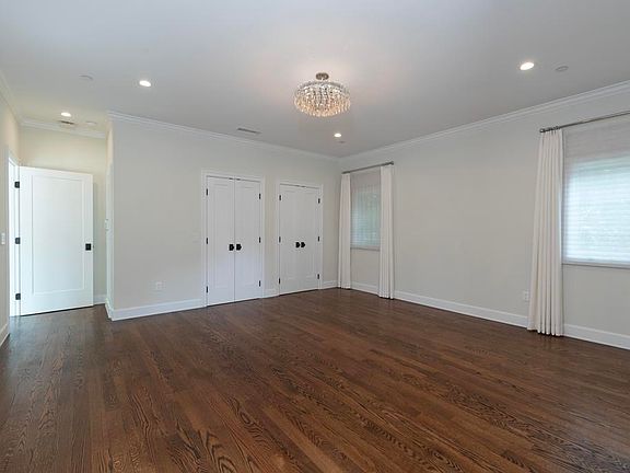 3rd image of 1131 Marengo Ave