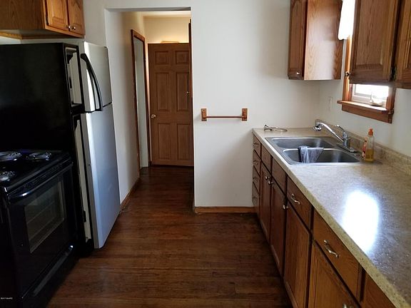 4th image of 150 Beckman Ave S