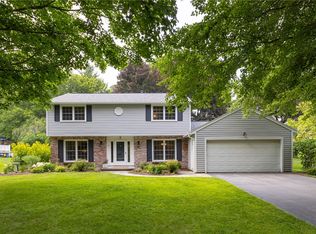 7 Chipping Rdg, Fairport, NY 14450