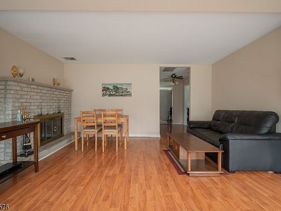 3rd image of 126 Hiawatha Blvd