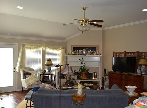4th image of 429 Nottingham Ct