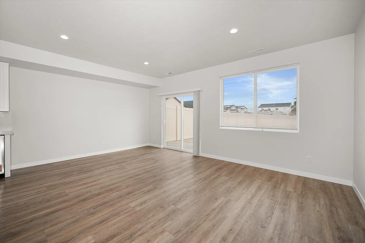 3 bed, 2.5 bath, 1480 sqft, $2,400 — Photo 4