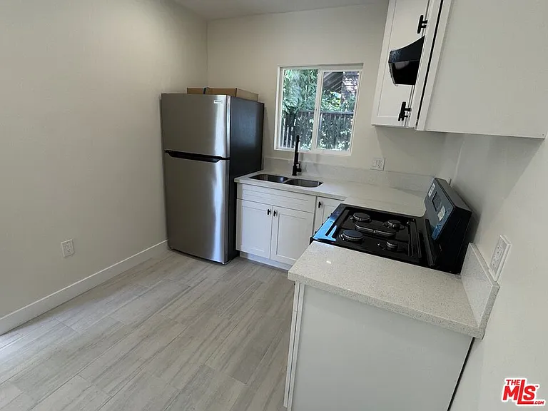 241 N Park View St — Photo 5