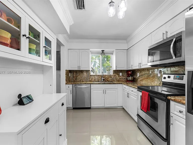 2131 SW 17th St — Photo 13