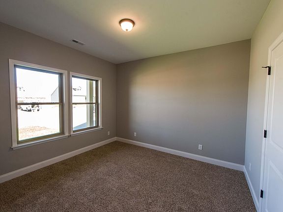 5th image of 304 Franklin Circle Dr