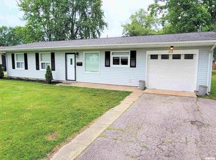 815 E 4th St, Flora, IL 62839