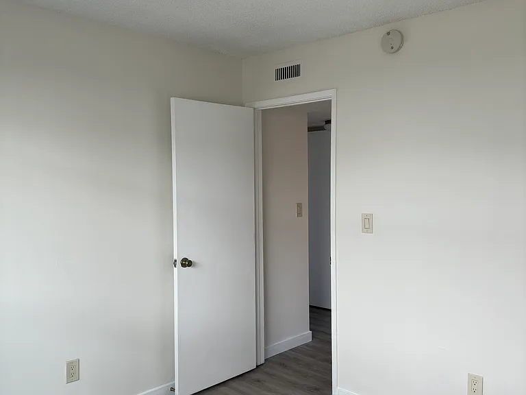 1033 Cordova St #4 — Photo 10